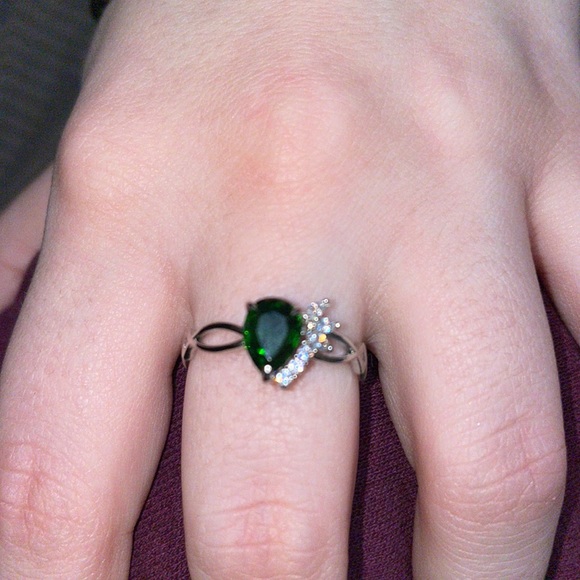 Green ring size 8 - Picture 1 of 3